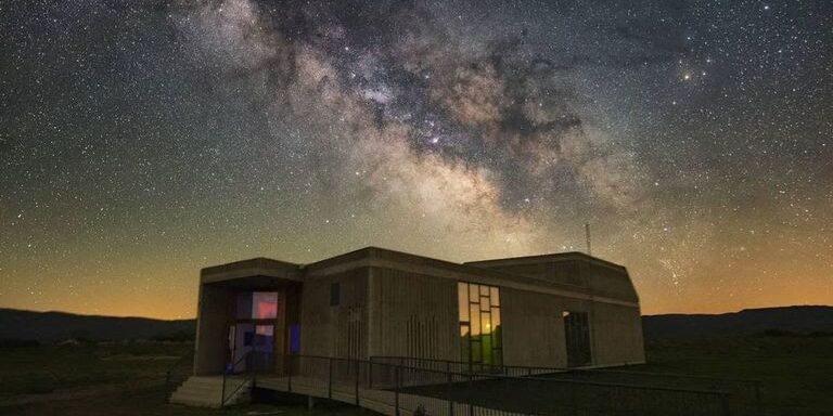 Foto nocturna del Observatorio de Valdín